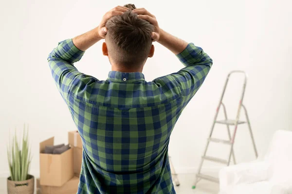 Achteraanzicht Van Jongeman Verbaasd Met Renovatie Probleem Houden Hoofd Hand — Stockfoto