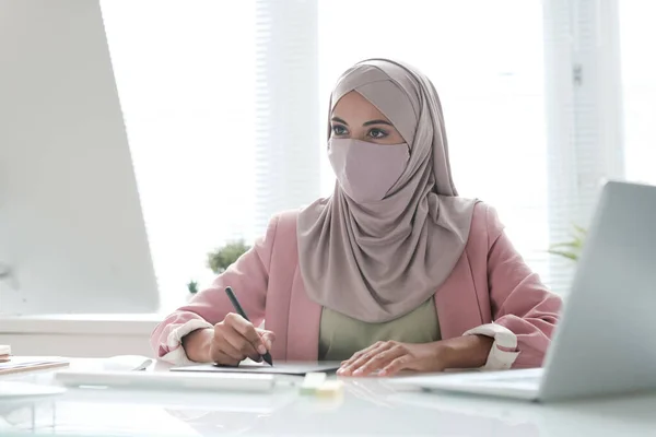 Retrato Una Joven Mujer Musulmana Hermosa Sonriendo Leer Mensaje Texto —  Fotos de Stock