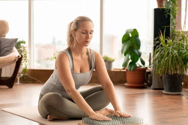 Hedendaagse Jonge Fit Vrouw Activewear Zittend Mat Met Haar Handpalmen — Stockfoto