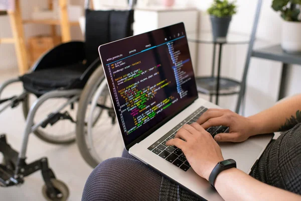 Händer Unga Samtida Inaktivera Kvinnlig Programmerare Vidrör Tangenter Laptop Knappsats — Stockfoto