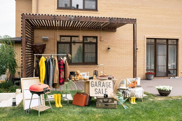 Panneau Vente Garage Placé Table Avec Des Marchandises Uniques Dans — Photo