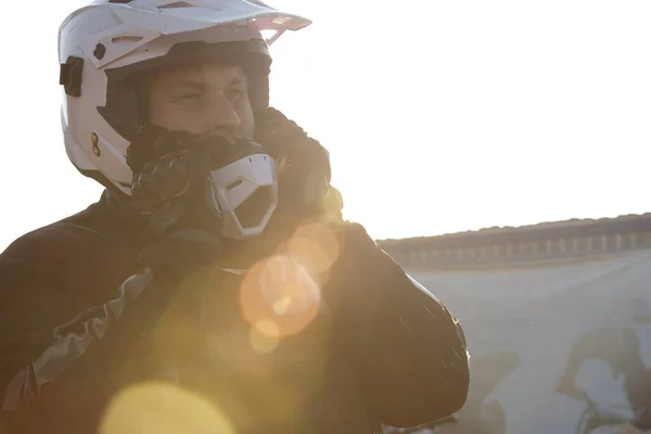 Pengendara Sepeda Motor Berpengalaman Dalam Sarung Tangan Menyesuaikan Helm Sepeda — Stok Foto