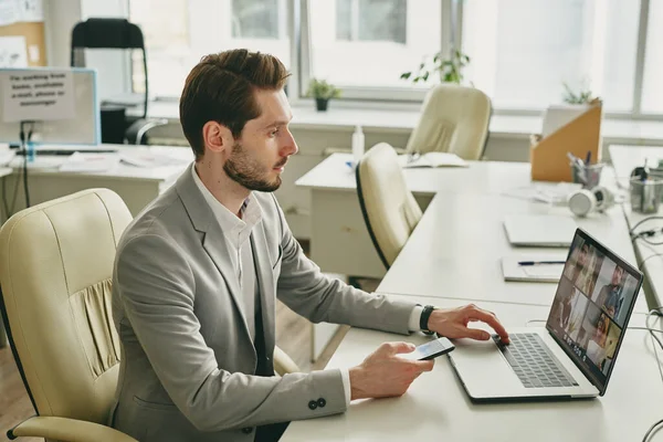 Samtida Elegant Affärsman Tittar Sina Kollegor Som Arbetar Hemifrån Bärbar — Stockfoto