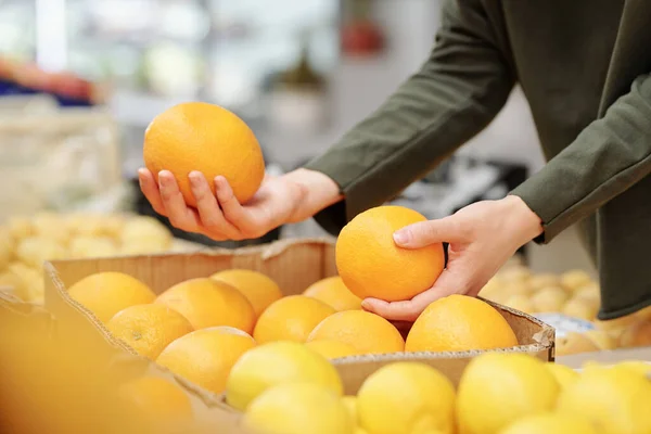 Primer Plano Mujer Irreconocible Suéter Comparando Naranjas Mientras Compra Mercado —  Fotos de Stock