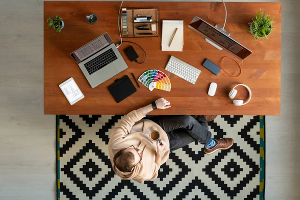 Bovenaanzicht Van Ontspannen Ontwerper Bril Zittend Aan Bureau Met Design — Stockfoto