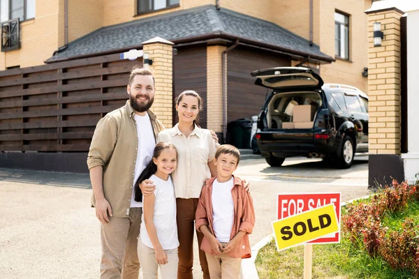 Porträt Einer Lächelnden Familie Gegen Neues Haus — Stockfoto