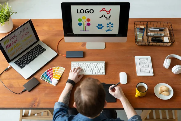 Bovenaanzicht Van Logo Ontwerper Zittend Aan Bureau Bewerkingspictogram Ontwerp Met — Stockfoto