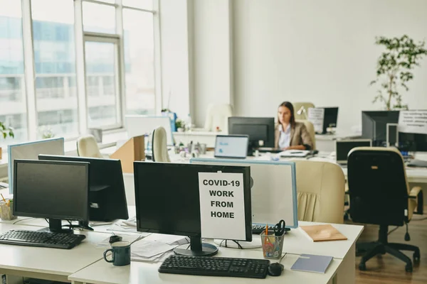 Papel Com Anúncio Sobre Trabalho Casa Dos Monitores Computador Escritório — Fotografia de Stock