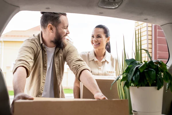 Excited Young Couple Standing Car Taking Moving Box Out Trunk — Stock Photo, Image