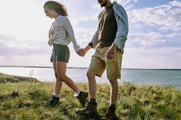 Jeunes Randonneurs Amoureux Détendus Tenant Par Les Mains Tout Déplaçant — Photo