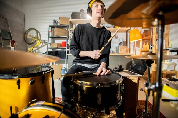Jonge Drummer Met Koptelefoon Die Bekkens Trommels Slaat Met Drumstokken — Stockfoto