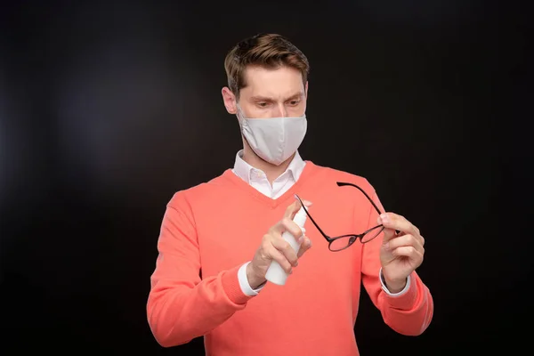 Zaostřený Mladý Muž Látkové Masce Čistící Brýle Dezinfekčním Koronavirus Prevence — Stock fotografie