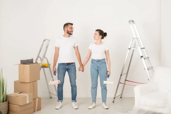 Sorridente Giovane Coppia Jeans Che Tiene Mano Guarda Mentre Sostengono — Foto Stock