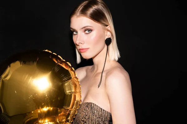 Junge Wunderschöne Und Elegante Frau Mit Goldfarbenem Ballon Feiert Geburtstag — Stockfoto