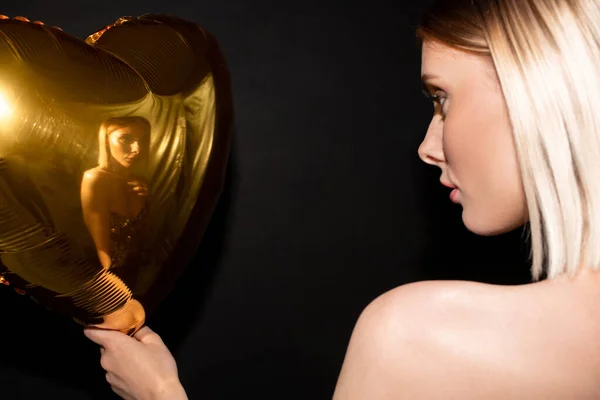 Blondes Mädchen Das Ihr Spiegelbild Herzförmigem Ballon Von Goldener Farbe — Stockfoto