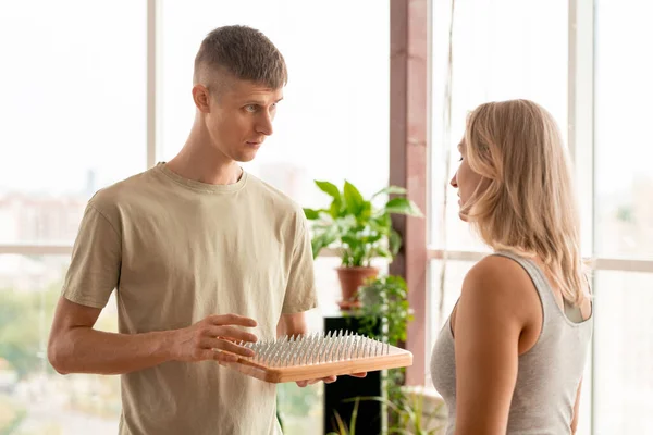 Jovem Loira Encaixa Fêmea Activewear Ouvindo Recomendações Personal Yoga Trainer — Fotografia de Stock