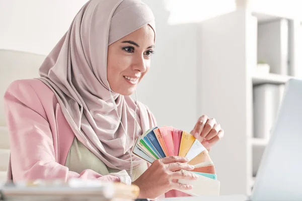 Šťastný Jistý Mladý Muslim Žena Růžové Letní Hidžáb Držení Digitální — Stock fotografie