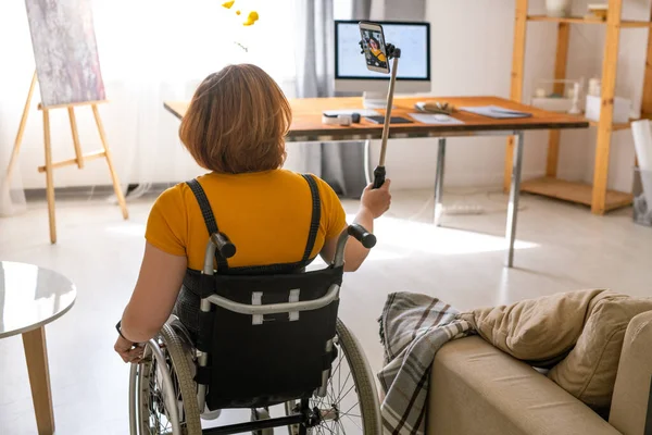 Πίσω Όψη Της Σύγχρονης Νεαρής Γυναίκας Αναπηρική Καρέκλα Που Κινείται — Φωτογραφία Αρχείου
