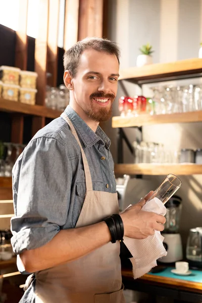 Joven Dueño Café Masculino Con Barba Sentado Sofá Apuntando Pantalla — Foto de Stock