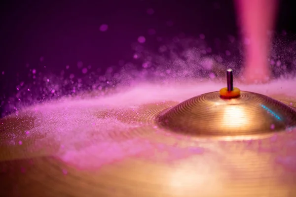 Pequenas Gotas Água Batendo Címbalo Cor Dourada Contra Fundo Roxo — Fotografia de Stock