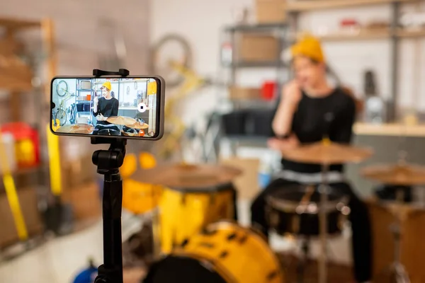 Ung Samtida Man Framför Trumset Smartphone Skärmen Inspelningen Video Trummusik — Stockfoto