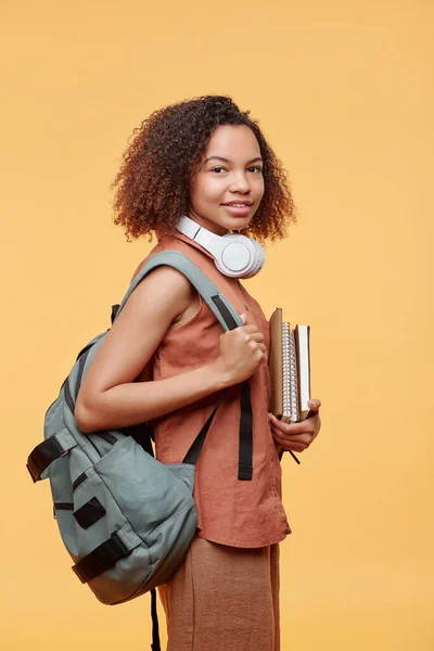 Portret Van Positief Mooi Student Meisje Met Krullend Haar Dragen — Stockfoto