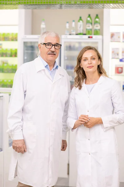 Deux Professionnels Performants Whitecoats Debout Entre Grand Écran Avec Médicaments — Photo