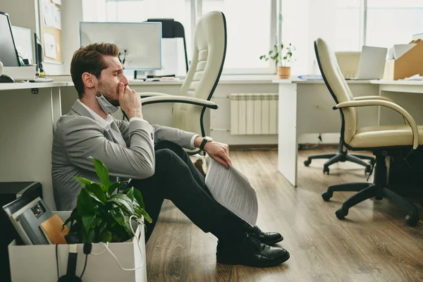 Boldogtalan Stresszes Fiatal Bróker Vagy Pénzügyi Ügynök Védőmaszkkal Álla Alatt — Stock Fotó