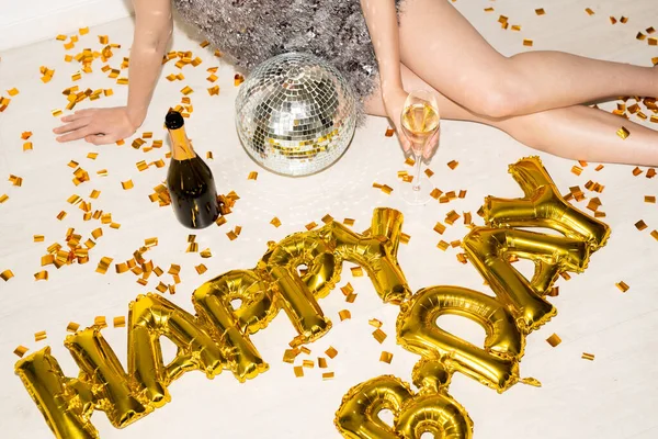 Mãos Pernas Finas Jovem Mulher Glamourosa Com Flauta Champanhe Comemorando — Fotografia de Stock