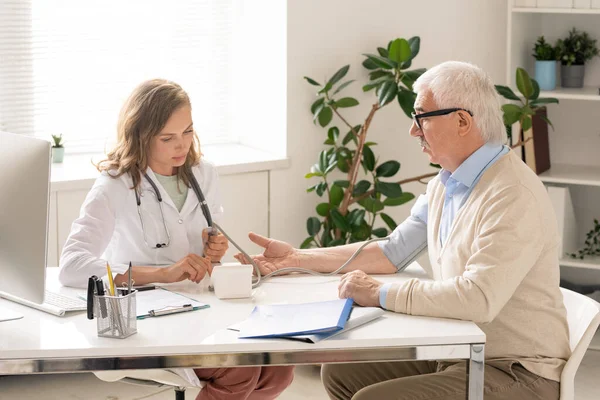 Giovane Medico Whitecoat Utilizzando Tonometro Durante Misurazione Della Pressione Sanguigna — Foto Stock