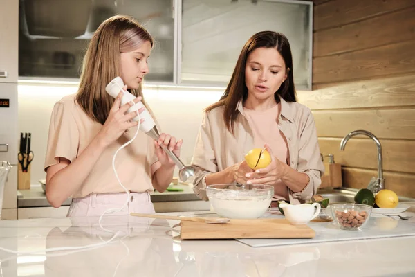 Joven Hembra Cortando Limón Dos Mitades Sobre Tazón Con Leche — Foto de Stock