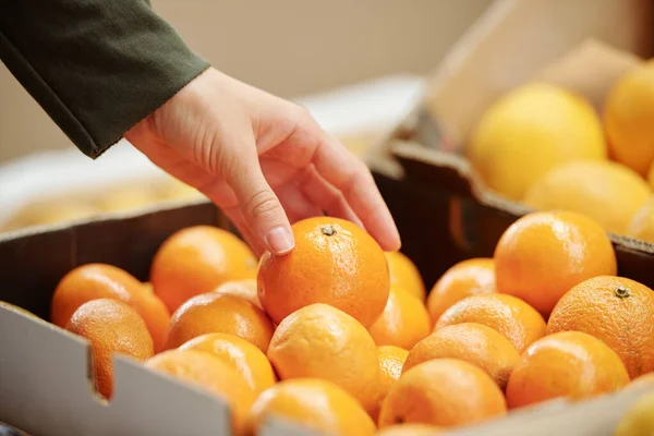 Close Unrecognizable Customer Touching Tangerine Box While Choosing Purchasing Store — Stock Photo, Image