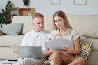 Finansal belgeleri olan kendine güvenen genç bir iş kadını, evde çalışırken düzeltilmesi gereken dizüstü bilgisayarlı kocasını anlatıyor.