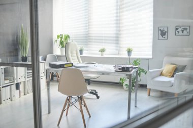 Modern ofis odasındaki beyaz renkli minimalist iş yerinin cam çekimlerinden kimse geçmez.