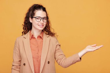 Huzurlu genç bir kadının portresi Kıvırcık saçlı, sarı çiçek kokan 