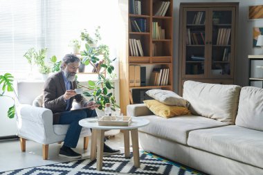 Modern psikolog notlar okuyup kahve içerken bir sonraki hastanın gelmesini bekliyor.