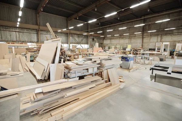 Çalışma tezgahlarından ve çalışma malzemelerinden oluşan çalışma yerleriyle çağdaş mobilya fabrikasının büyük atölyesi.