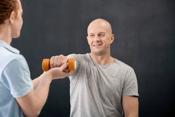 Profesyonel Fizyoterapist Klinikte Muayenehanede Halterle Egzersiz Yaparken Kel Bir Adamın — Stok fotoğraf