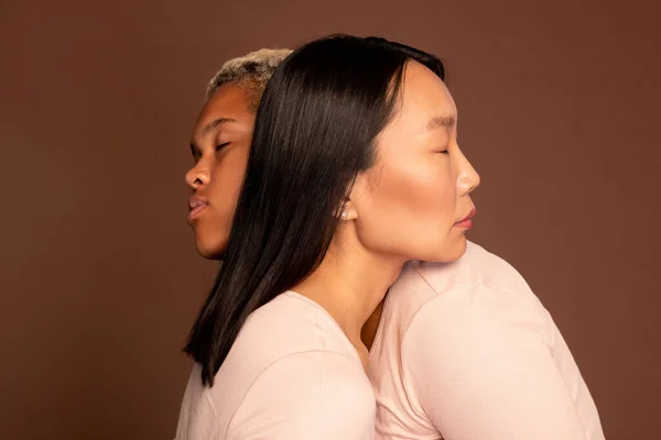 Junge Asiatische Und Afroamerikanische Frauen Mit Geschlossenen Augen Die Einander — Stockfoto