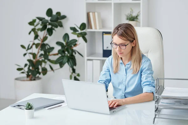 Mujer Negocios Bastante Joven Camisa Azul Sentado Sillón Cuero Por — Foto de Stock