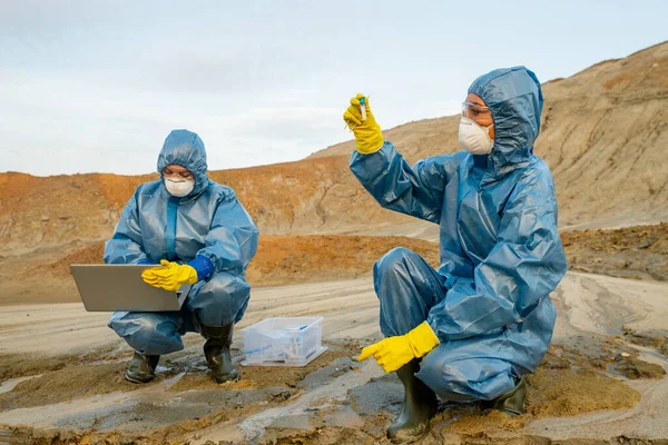 Jóvenes Ecologistas Guantes Botas Goma Monos Protectores Anteojos Respiradores Estudiando —  Fotos de Stock