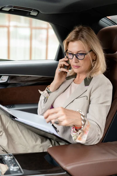 Ώριμη Σοβαρή Επιχειρηματίας Κάθεται Στο Πίσω Κάθισμα Του Ταξί Και — Φωτογραφία Αρχείου