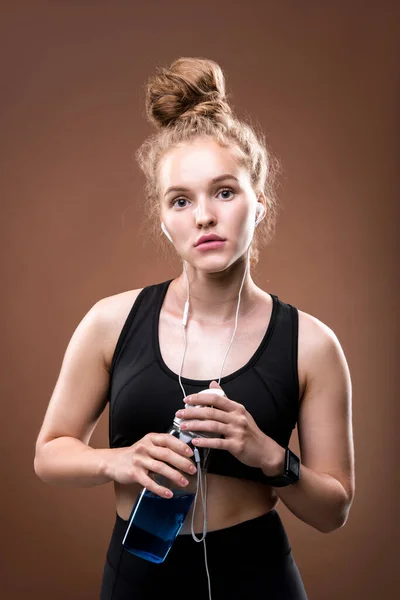 Young Fit Woman Earphones Black Tracksuit Holding Bottle Water While — Stock Photo, Image