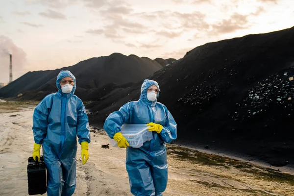 Dos Ecologistas Batas Respiradores Anteojos Guantes Goma Llevando Estuches Con —  Fotos de Stock