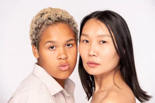 Gesichter Junger Freundlicher Afrikanischer Und Asiatischer Weibchen Die Isolation Nebeneinander — Stockfoto