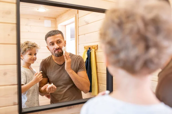 Mignon Petit Garçon Aux Cheveux Bouclés Blonds Regardant Son Père — Photo