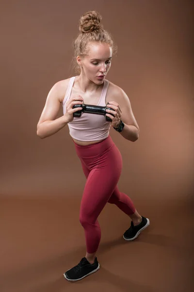 Active Young Blond Woman Sportswear Holding Dumbbell Her Arms Bent — Stock Photo, Image