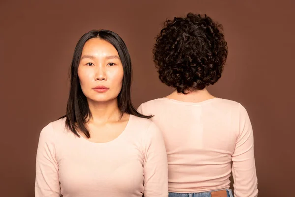 Jeune Femme Brune Sérieuse Origine Asiatique Pull Blanc Debout Devant — Photo