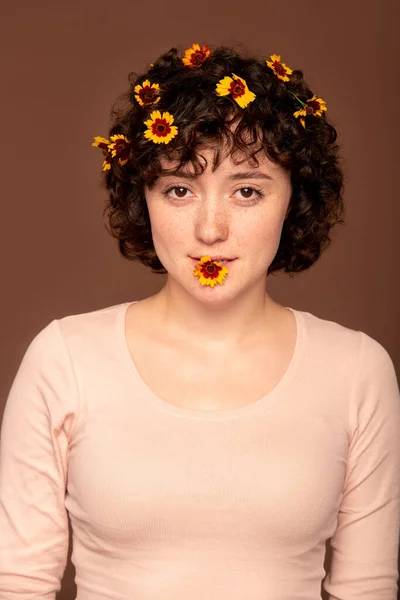 Bonito Jovem Morena Fêmea Com Pequenas Flores Cabelo Boca Frente — Fotografia de Stock