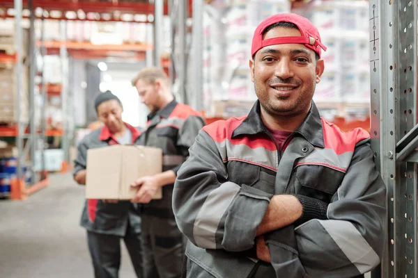 Jovem Latino Feliz Roupas Trabalho Luvas Cruzando Braços Pelo Peito — Fotografia de Stock